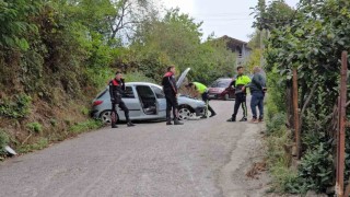 Dur ihtarına uymayıp kaza yapan sürücü yaya olarak kaçmaya çalıştı