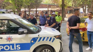 Durağa araç park eden şahıs ve taksiciler arasında kavga çıktı