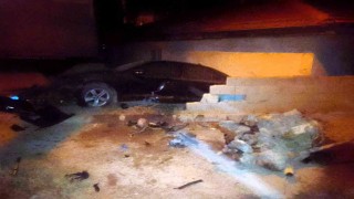 Duvarı yıkan lüks otomobil bahçeye daldı