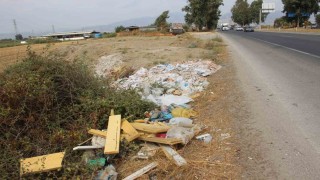 Duyarsız vatandaşlar yol kenarlarını çöplüğe çevirdi