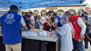 Düzce Belediyesi Gaziler Gününde lokma dağıttı