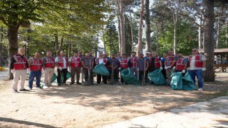 Düzce Belediyesi meclis üyeleri ellerine süpürgeyi aldı