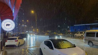 Düzcede beklenen sağanak yağış başladı