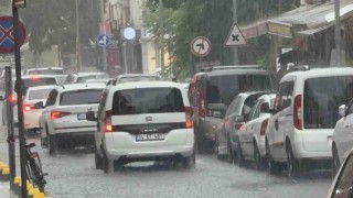 Düzcede sağanak yağış 5 dakikada sokakları göle çevirdi