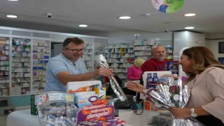 Eczacılara çiçekli kutlama