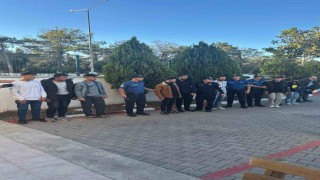 Edirnede kamyonette 15 kaçak göçmen yakalandı