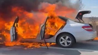 Edirnede seyir halindeki otomobil alev alev yandı