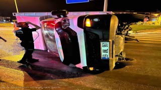 Edremitte kavşağa kontrolsüz giriş kazaya neden oldu; kamyonet devrildi