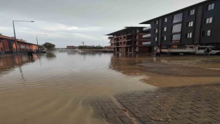 Eflanide sağanak yolları göle çevirdi