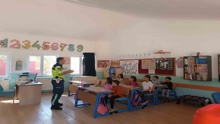 Eğirdir jandarmasından minik öğrencilere trafik eğitimi