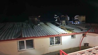 Elazığda ev yangını: 3 kişi dumandan etkilendi