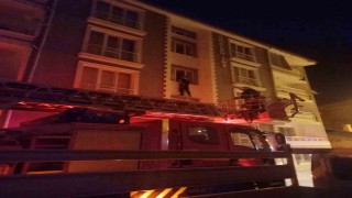 Elazığda intihara kalkışan şahsı itfaiye ekipleri ikna ederek indirdi