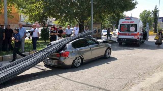 Elazığda lüks araç, tonlarca demirin altında kaldı: 2 yaralı