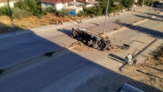 Elazığda refüje çarpan tır devrildi