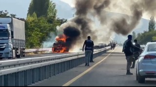 Elazığda seyir halindeki otomobil alev aldı