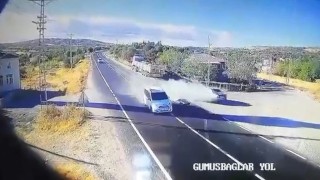 Elazığda trafik kazası güvenlik kamerasına yansıdı