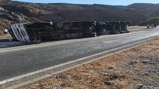 Elazığda virajı alamayan tır, devrildi