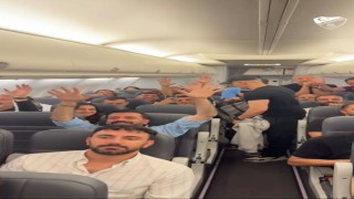 Elazığspor ve taraftarlar galibiyeti uçakta kutladı