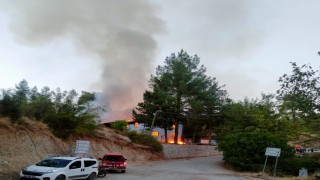 Elektrik kontağı camiyi kül etti