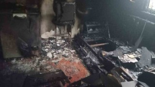 Elektrik kontağından çıkan yangında iki katlı ev kullanılamaz hale geldi