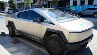 Elektrikli araçla dünya turuna çıkan ikili Türkiyede: İlk durak Arnavutköy