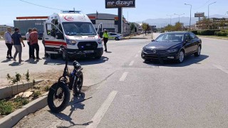 Elektrikli bisiklet ile otomobil çarpıştı: 1 yaralı