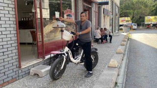Elektrikli bisiklet ile servis yapan çaycı hem vakitten hem de maliyetten tasarruf ediyor