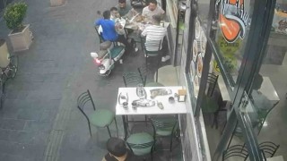 Elektrikli bisiklet yemek yiyenlerin arasına daldı