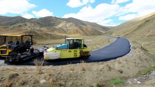Eleşkirtte Çatkösedağ grup köy yoluna sıcak asfalt döküldü