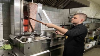 Eli kalem değil kepçe tuttu, 17 yaşında 30 çeşit yemek çıkartıyor