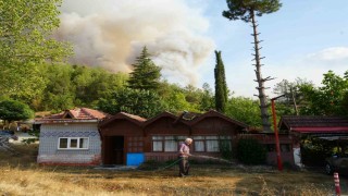 Elinde hortumla otları ıslatarak evini yangından korumaya çalıştı