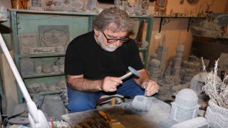 Emekli öğretmen taşlara fısıldıyor