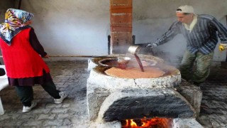 Emet Yağcık köyünde asırlardır eski usulle üzüm pekmezi yapımı geleneği sürdürülüyor