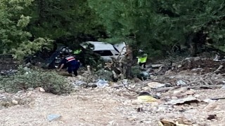 Emette uçuruma yuvarlanan araçtaki karı koca yaralandı