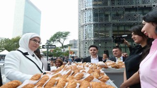 Emine Erdoğan, Türkevinin yakınına kurulan simit standını ziyaret etti