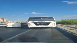 Emniyet şeridini kullanan araçlar ambulansa zor anlar yaşattı