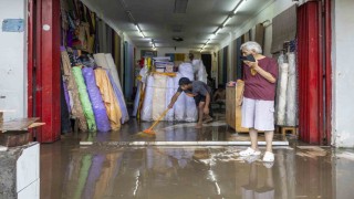 Endonezyayı sel vurdu: 19 ölü, 10 kayıp