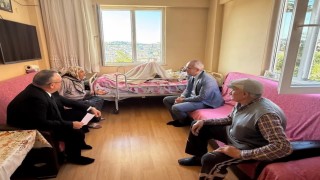 Engelli eşi ve yatalak annesini bebeği gibi bakıyor