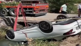 Ercişte otomobil su kanala uçtu: 3 yaralı