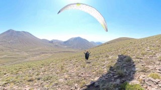 Erciyesin 3 bin 500 metre rakımına yamaç paraşütü ile çıktılar