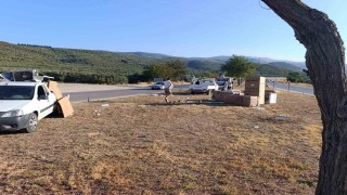 Erdekte beyaz eşya yüklü kamyonet kaza yaptı, 1 yaralı