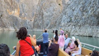 Erzincanda dünyanın ikinci büyük kanyonunda tekne keyfi yapıp dağ keçilerini izliyorlar