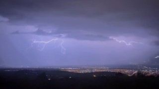 Erzincanda geceyi aydınlatan şimşek ve yıldırımlar kamerada