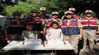 Erzincanda jandarmadan minik kalplere doğum günü sürprizi