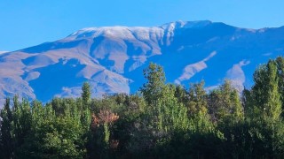 Erzincanda Keşiş Dağının zirvesine kar yağdı