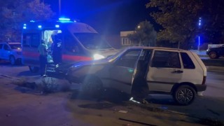 Erzincanda otomobil kaldırıma çıktı: 1 yaralı