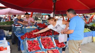 Erzincanda salçalık domates ve biberler tezgahlarda