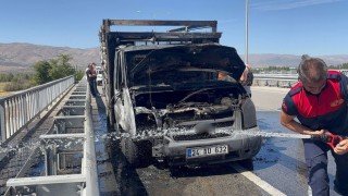 Erzincanda seyir halindeki kamyon alev alev yandı