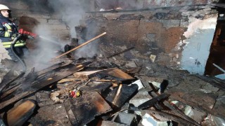 Erzurumda eski ev cayır cayır yandı