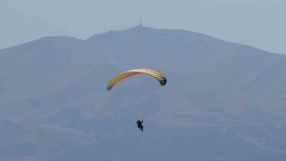 Erzurumda gökyüzü rengarenk paraşütlerle süslendi